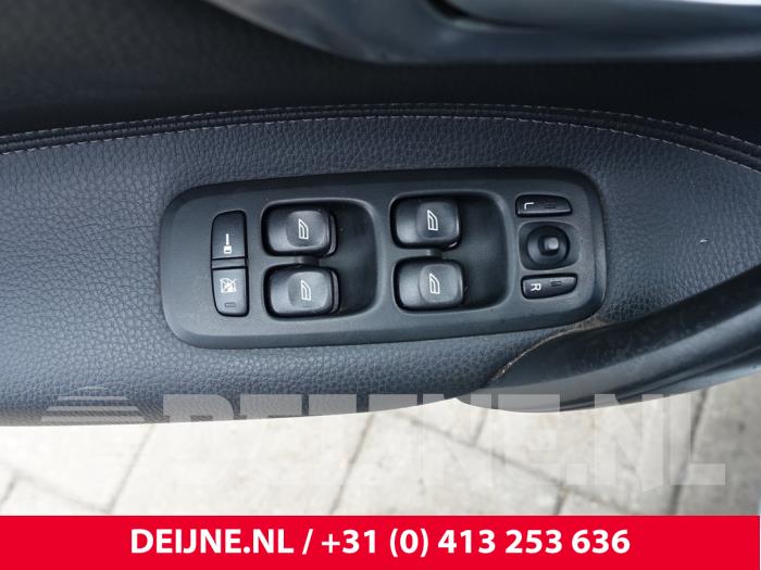Volvo V70 2.4 D5 20V Samochód złomowany (2008, Szary)