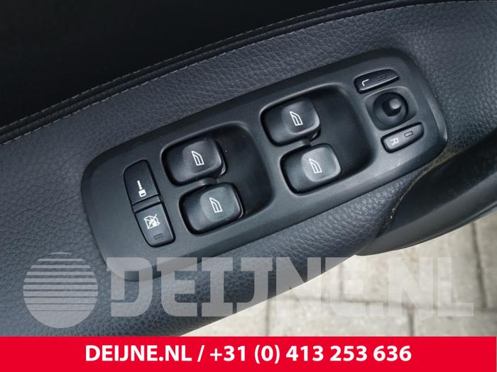 Volvo V70 2.4 D5 20V Samochód złomowany (2008, Szary)