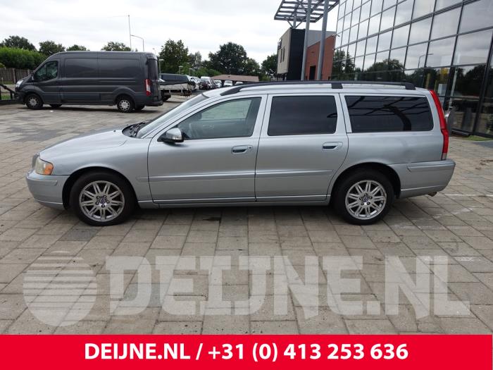 Volvo V70 2.4 D5 20V Samochód złomowany (2008, Szary)