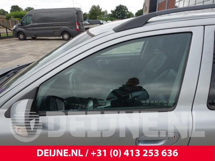 Volvo V70 2.4 D5 20V Samochód złomowany (2008, Szary)