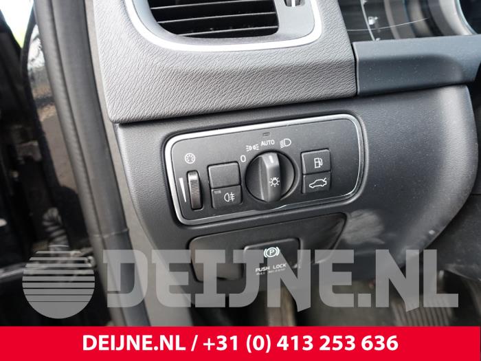 Volvo V60 I 2.4 D6 20V Plug-in Hybrid AWD Samochód złomowany (2014, Czarny)