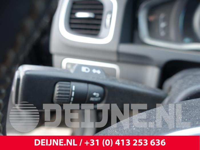 Volvo V60 I 2.4 D6 20V Plug-in Hybrid AWD Samochód złomowany (2014, Czarny)