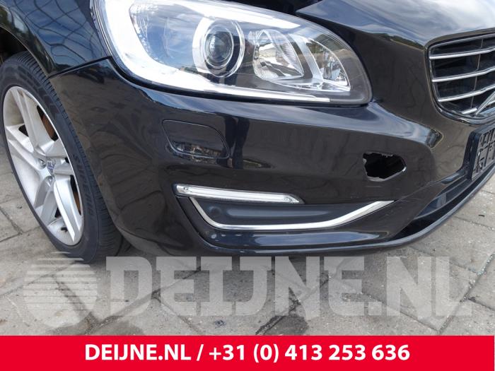 Volvo V60 I 2.4 D6 20V Plug-in Hybrid AWD Samochód złomowany (2014, Czarny)