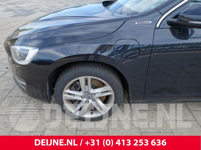 Volvo V60 I 2.4 D6 20V Plug-in Hybrid AWD Samochód złomowany (2014, Czarny)