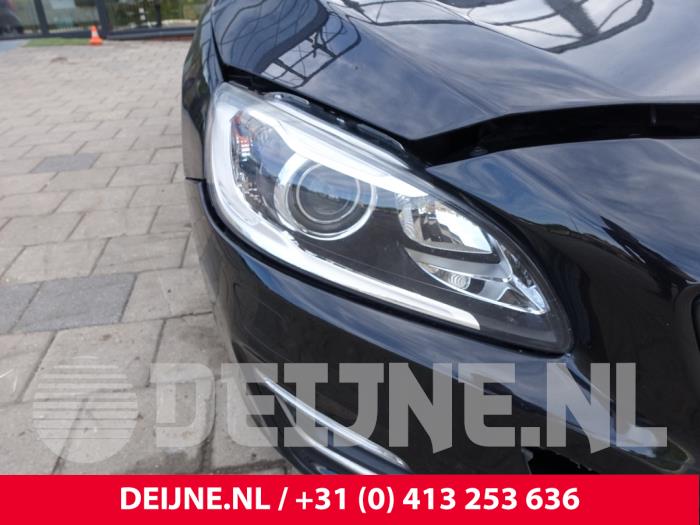 Volvo V60 I 2.4 D6 20V Plug-in Hybrid AWD Samochód złomowany (2014, Czarny)