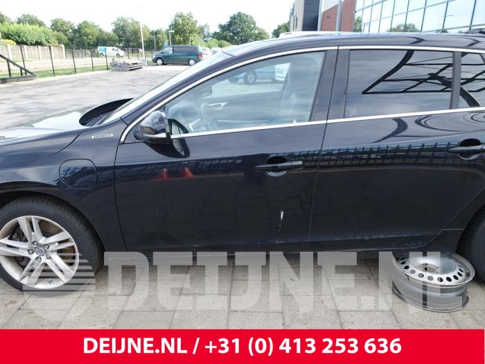 Volvo V60 I 2.4 D6 20V Plug-in Hybrid AWD Samochód złomowany (2014, Czarny)