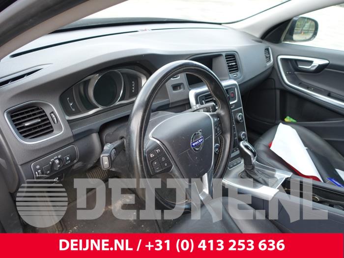 Volvo V60 I 2.4 D6 20V Plug-in Hybrid AWD Samochód złomowany (2014, Czarny)