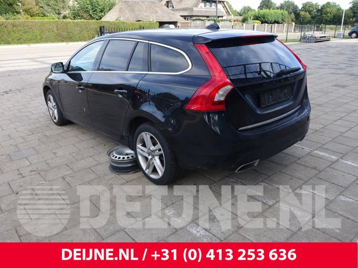 Volvo V60 I 2.4 D6 20V Plug-in Hybrid AWD Samochód złomowany (2014, Czarny)