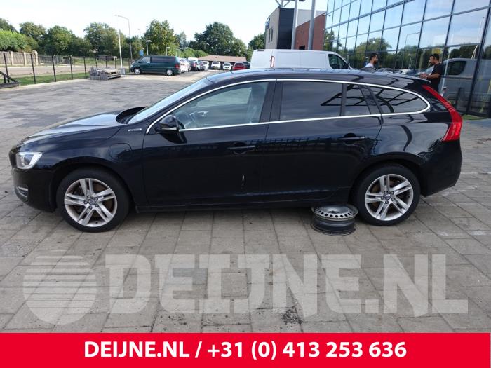 Volvo V60 I 2.4 D6 20V Plug-in Hybrid AWD Samochód złomowany (2014, Czarny)