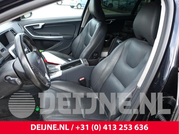 Volvo V60 I 2.4 D6 20V Plug-in Hybrid AWD Samochód złomowany (2014, Czarny)