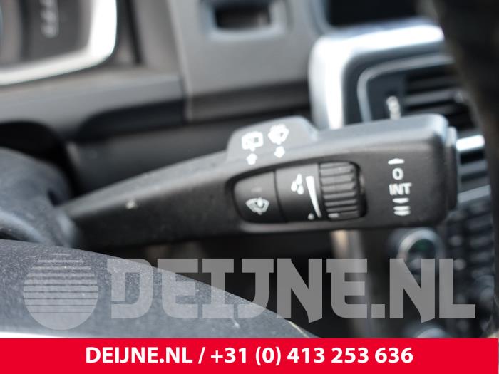 Volvo V60 I 2.4 D6 20V Plug-in Hybrid AWD Samochód złomowany (2014, Czarny)