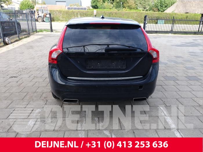 Volvo V60 I 2.4 D6 20V Plug-in Hybrid AWD Samochód złomowany (2014, Czarny)