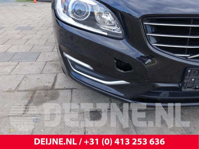 Volvo V60 I 2.4 D6 20V Plug-in Hybrid AWD Samochód złomowany (2014, Czarny)