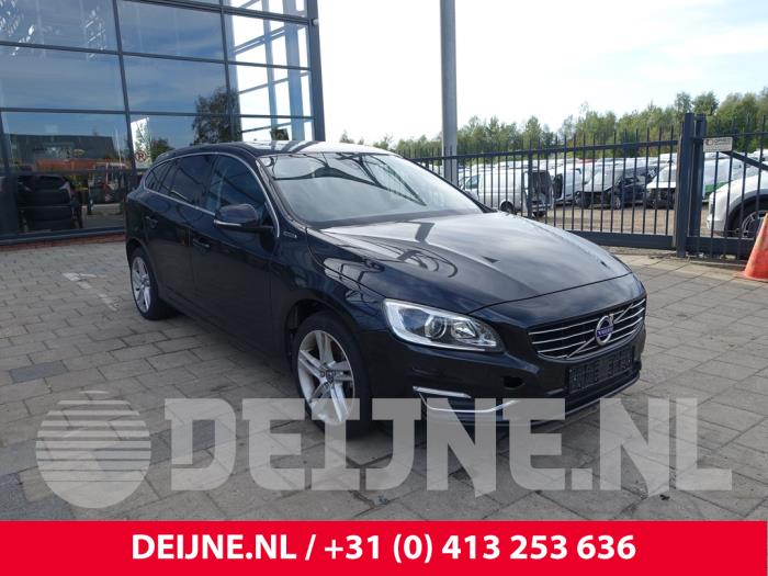 Volvo V60 I 2.4 D6 20V Plug-in Hybrid AWD Samochód złomowany (2014, Czarny)
