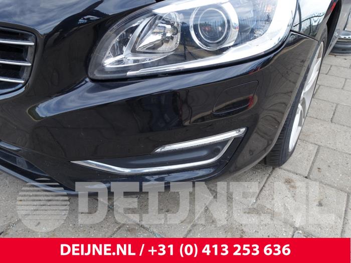 Volvo V60 I 2.4 D6 20V Plug-in Hybrid AWD Samochód złomowany (2014, Czarny)