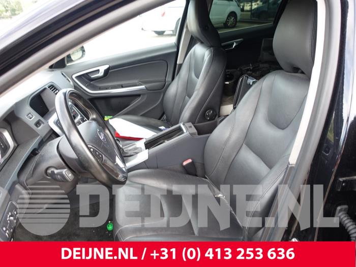 Volvo V60 I 2.4 D6 20V Plug-in Hybrid AWD Samochód złomowany (2014, Czarny)