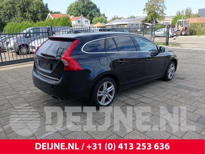 Volvo V60 I 2.4 D6 20V Plug-in Hybrid AWD Samochód złomowany (2014, Czarny)