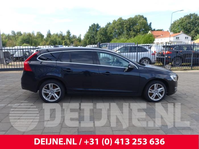 Volvo V60 I 2.4 D6 20V Plug-in Hybrid AWD Samochód złomowany (2014, Czarny)