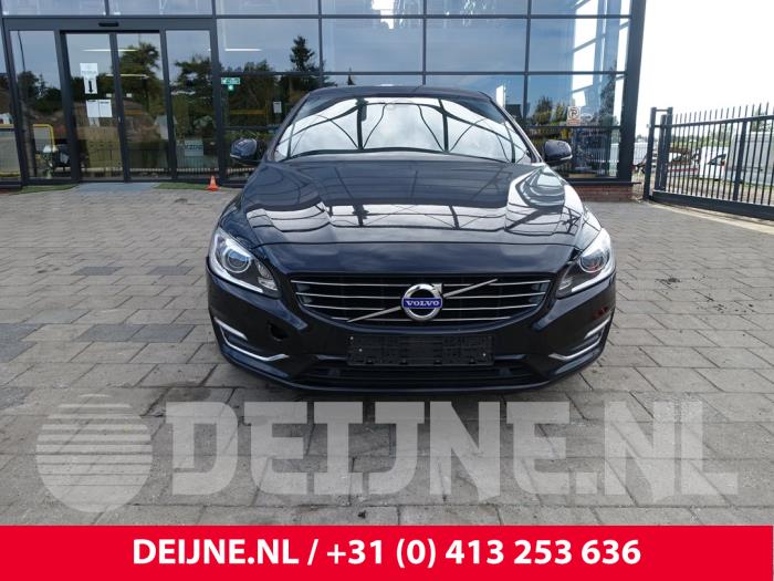 Volvo V60 I 2.4 D6 20V Plug-in Hybrid AWD Samochód złomowany (2014, Czarny)