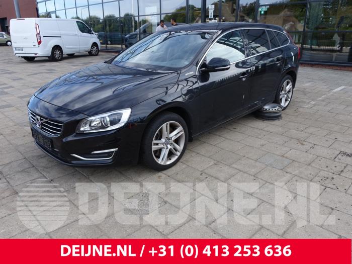 Volvo V60 I 2.4 D6 20V Plug-in Hybrid AWD Samochód złomowany (2014, Czarny)