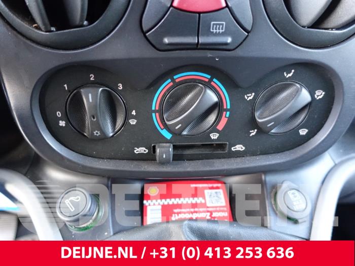 Fiat Doblo Cargo 1.3 D 16V Multijet DPF Samochód złomowany (2009, Srebrnoszary)