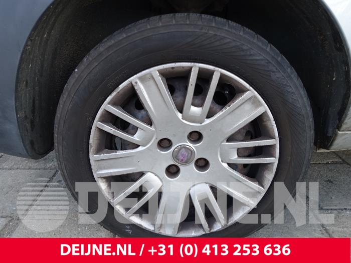 Fiat Doblo Cargo 1.3 D 16V Multijet DPF Samochód złomowany (2009, Srebrnoszary)
