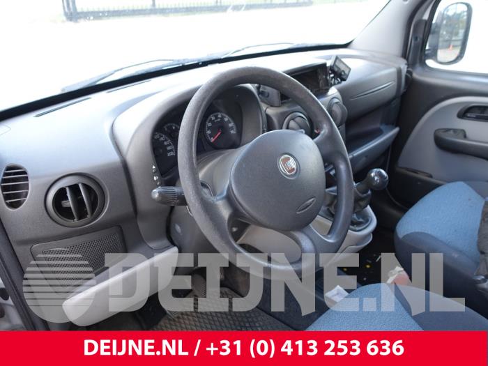 Fiat Doblo Cargo 1.3 D 16V Multijet DPF Samochód złomowany (2009, Srebrnoszary)