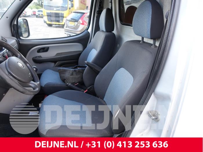 Fiat Doblo Cargo 1.3 D 16V Multijet DPF Samochód złomowany (2009, Srebrnoszary)
