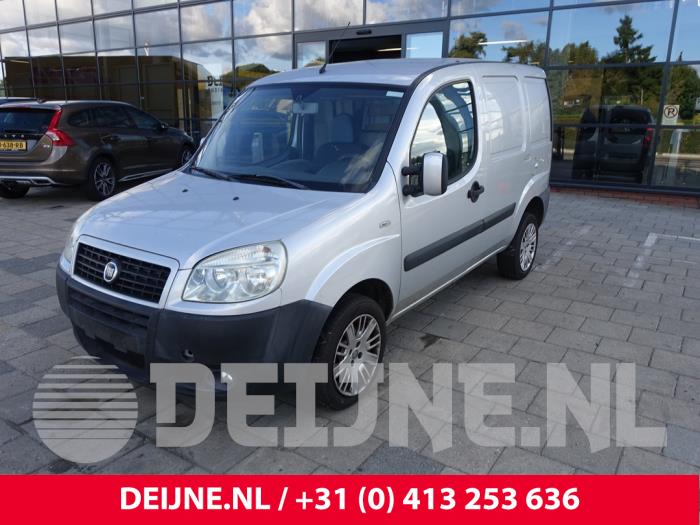 Fiat Doblo Cargo 1.3 D 16V Multijet DPF Samochód złomowany (2009, Srebrnoszary)