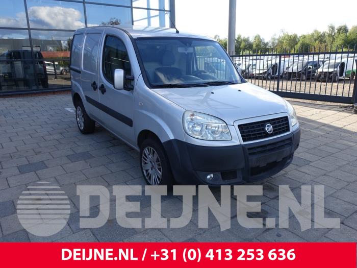 Fiat Doblo Cargo 1.3 D 16V Multijet DPF Samochód złomowany (2009, Srebrnoszary)
