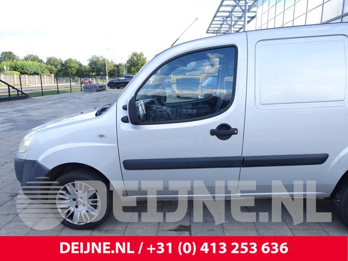 Fiat Doblo Cargo 1.3 D 16V Multijet DPF Samochód złomowany (2009, Srebrnoszary)