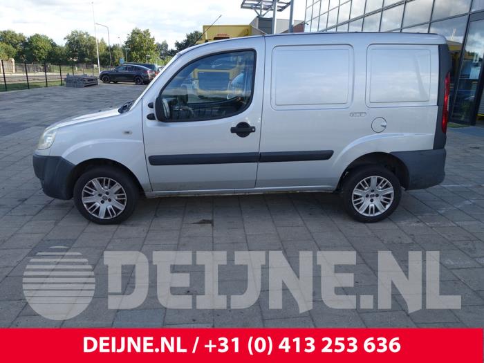 Fiat Doblo Cargo 1.3 D 16V Multijet DPF Samochód złomowany (2009, Srebrnoszary)