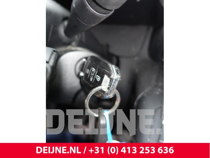 Peugeot Partner 1.5 BlueHDi 100 Samochód złomowany (2020, Czarny)