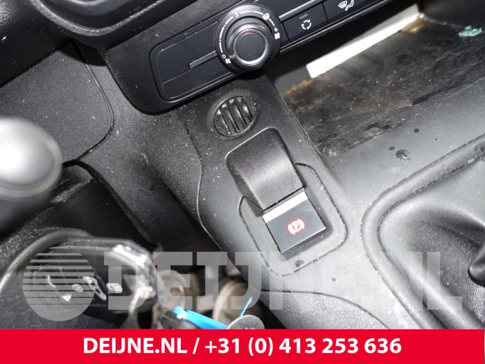 Peugeot Partner 1.5 BlueHDi 100 Samochód złomowany (2020, Czarny)