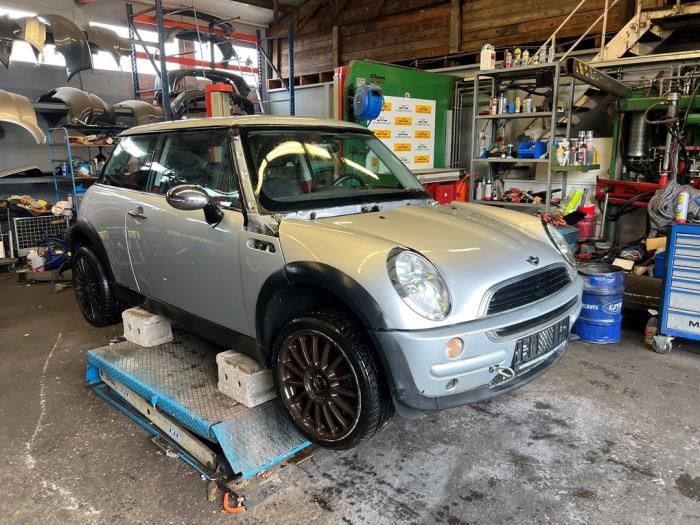 Mini Mini One/Cooper 1.6 16V One Samochód złomowany (2002, Srebrnoszary)