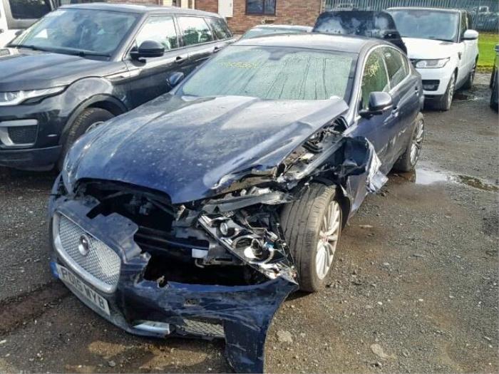 Jaguar XF 2.2 D S200 16V Épave (2015, Foncé, Bleu saphir, Noir saphir)