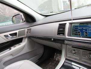 Jaguar XF 3.0 D V6 24V Samochód złomowany (2010, Szary)