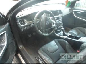 Volvo V60 I 2.0 D2 16V Vehículo de desguace (2016, Negro)