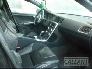 Volvo V60 I 2.0 D2 16V Vehículo de desguace (2016, Negro)