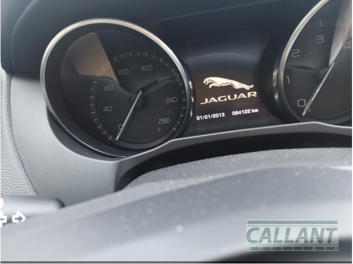Jaguar XE 2.0d 180 16V Schrottauto (2016, Grün)
