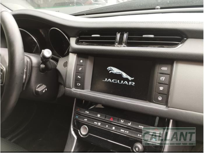 Jaguar XF 2.0d 180 16V Épave (2017, Gris argenté)