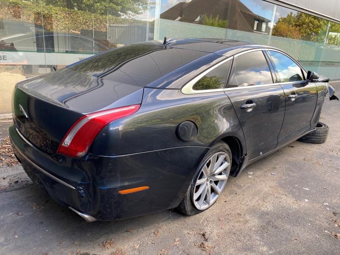 Jaguar XJ 3.0 D V6 24V Épave (2013, Gris)