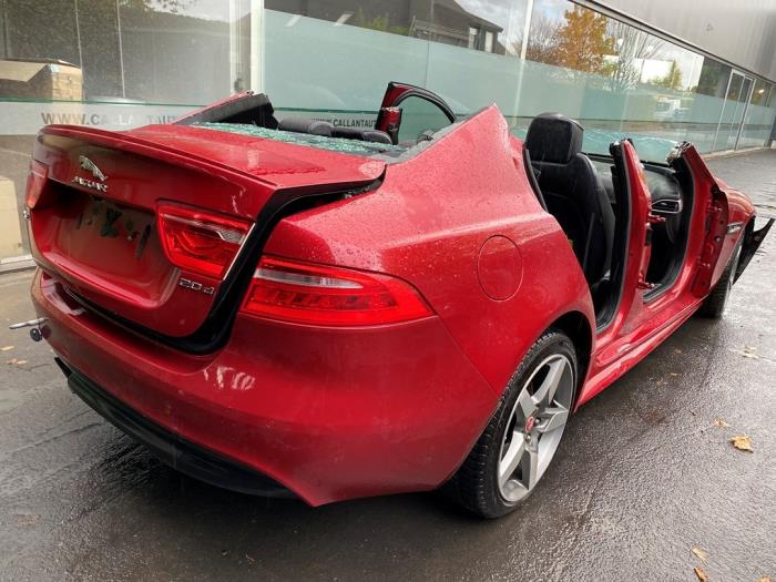 Jaguar XE 2.0d 180 16V Skrotfordon (2016, ROOD)