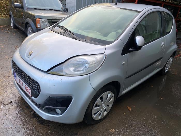 Peugeot 107 1.0 12V Skrotfordon (2013, ZILVER)