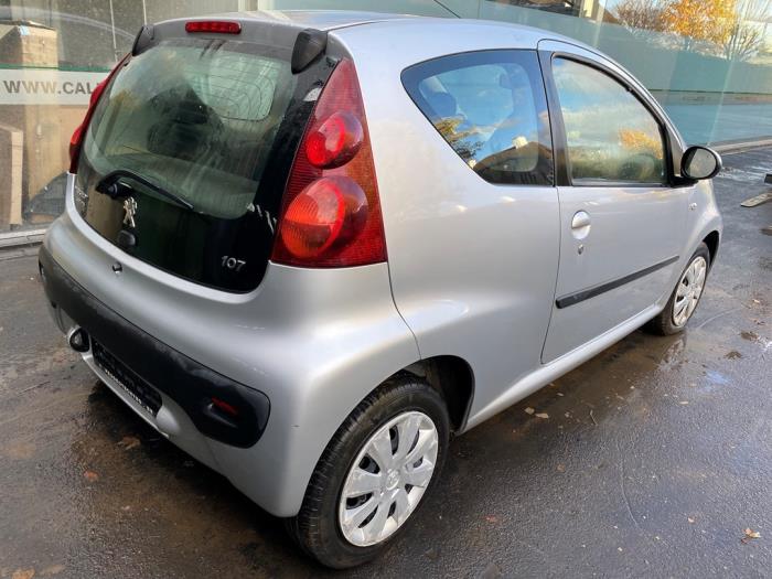 Peugeot 107 1.0 12V Skrotfordon (2013, ZILVER)