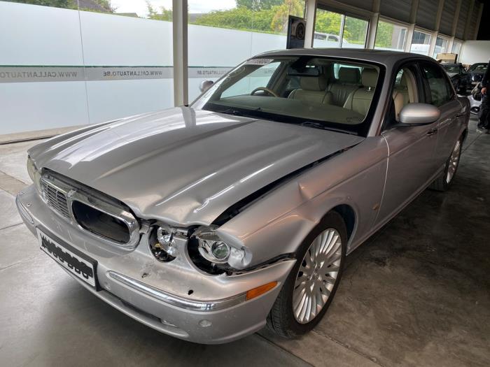 Jaguar XJ 2.7d V6 24V Vehículo de desguace (2005, Metálico, Plateado)