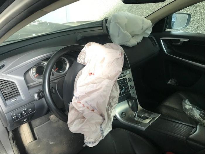 Volvo XC60 I 2.4 D3 20V Épave (2010, Métallisé, Noir)