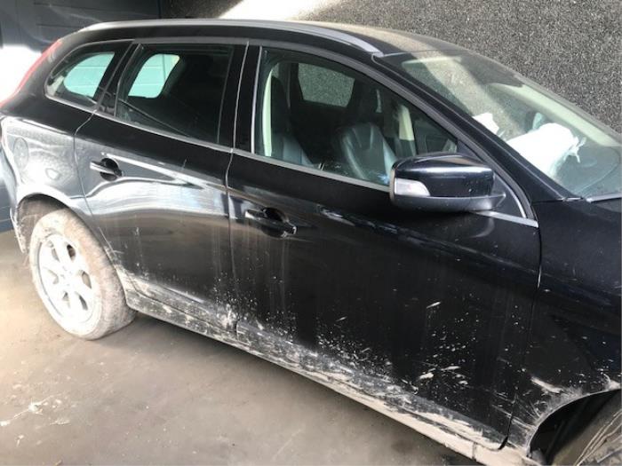 Volvo XC60 I 2.4 D3 20V Épave (2010, Métallisé, Noir)