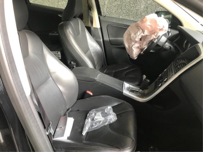 Volvo XC60 I 2.4 D3 20V Épave (2010, Métallisé, Noir)
