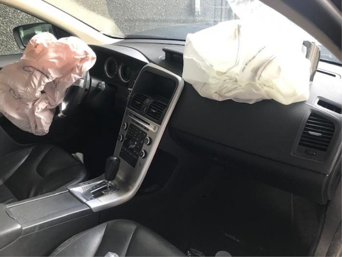 Volvo XC60 I 2.4 D3 20V Épave (2010, Métallisé, Noir)
